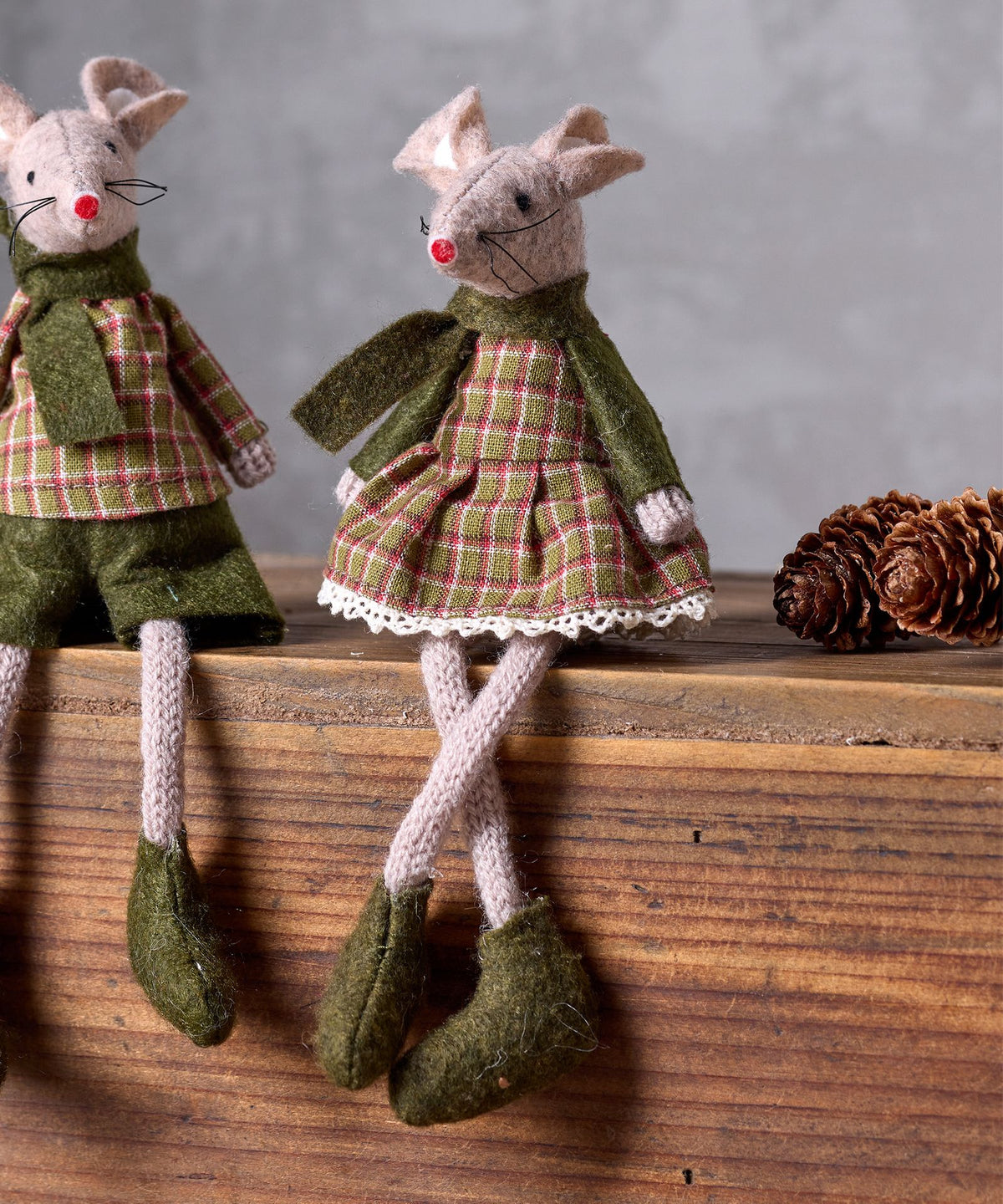 French Country Green Tilly Mouse Sitting
